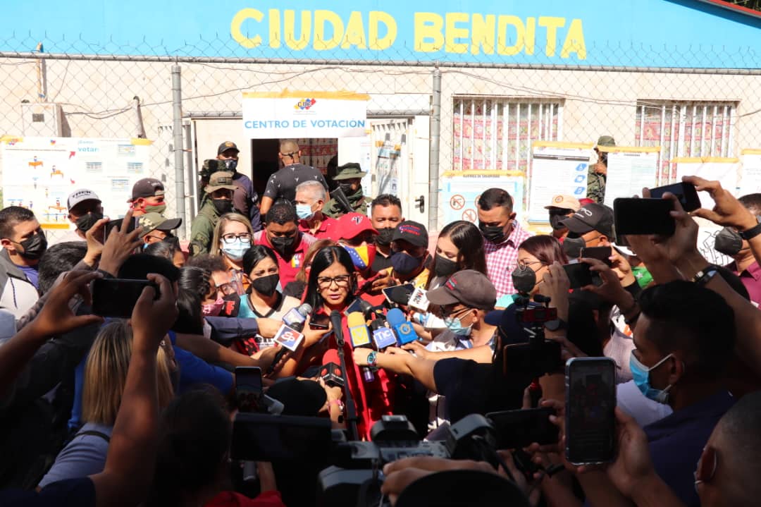 Soykarinacarpio's tweet photo. Pueblo Aragueño ya ejercí mi derecho al voto en el Centro de Votación Socialista Ciudad Bendita, ubicado en el sector El Mácaro. El proceso es muy rápido y fácil.

¡Hoy seremos historia para el mundo!
¡Viva Aragua!

@NicolasMaduro
@dcabellor 
@taniapsuv
#MegaElecciones2021 https://t.co/8uyIaHy710