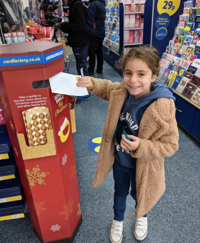 _sharonwallis_'s tweet photo. Sofia smiling for Santa π§βπ#SENDASMILECF @cardfactoryplc https://t.co/LDDNL06HtM