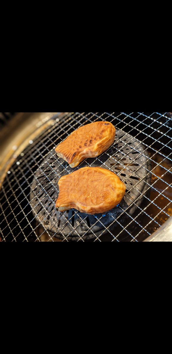 sunaf's tweet image. 焼肉きんぐで期間限定の鯛焼きをいただきました。
専門店の鯛焼よりも美味しいのでは？中身はクリームで甘みがしっかり。
ごちそうさまでした！