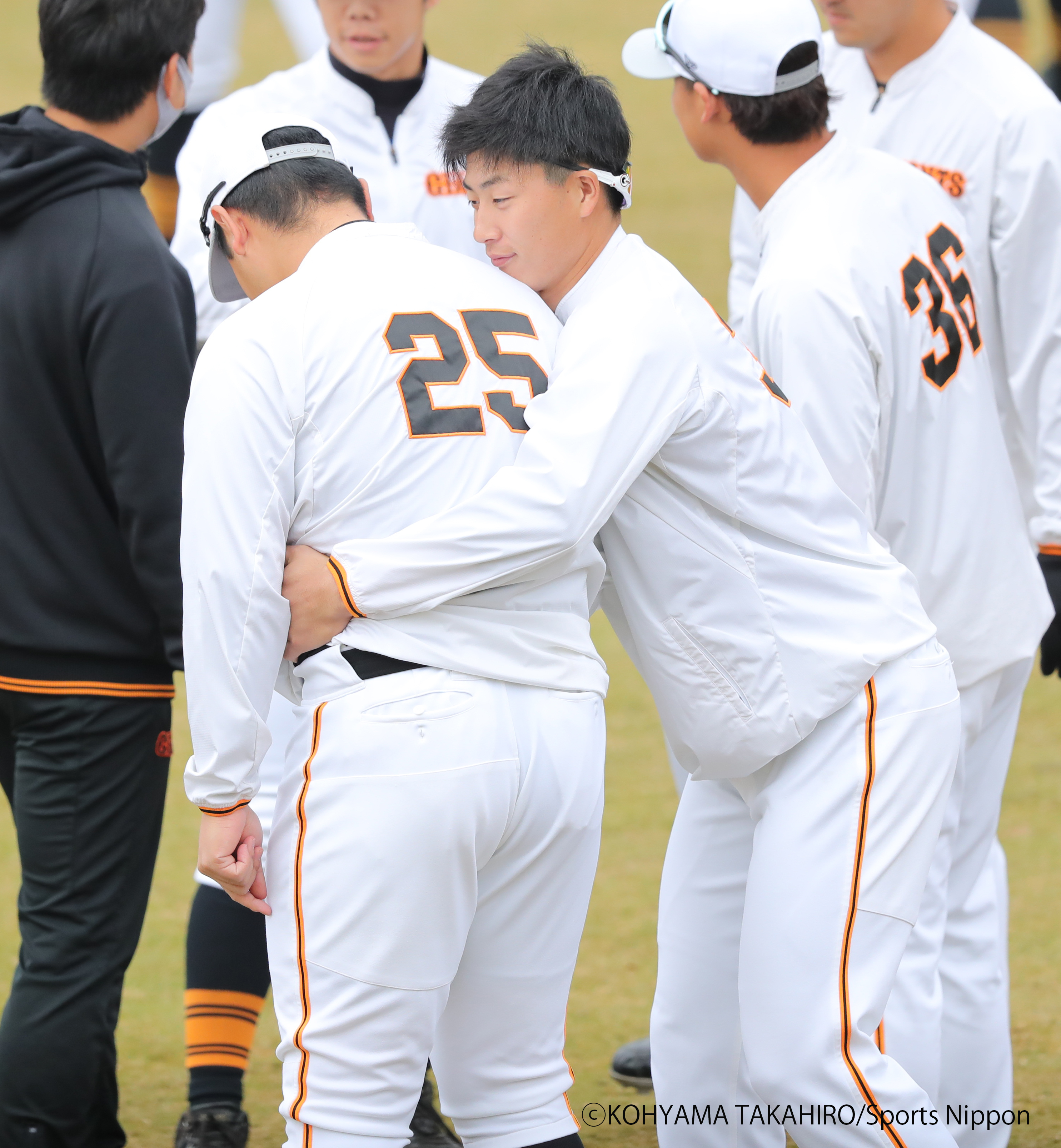 智辯学園甲子園記念　岡本和真・廣岡大志寄贈　超希少品 智辯学園甲子園記念 岡本和真・廣岡大志寄贈 超希少品 - メルカリ
