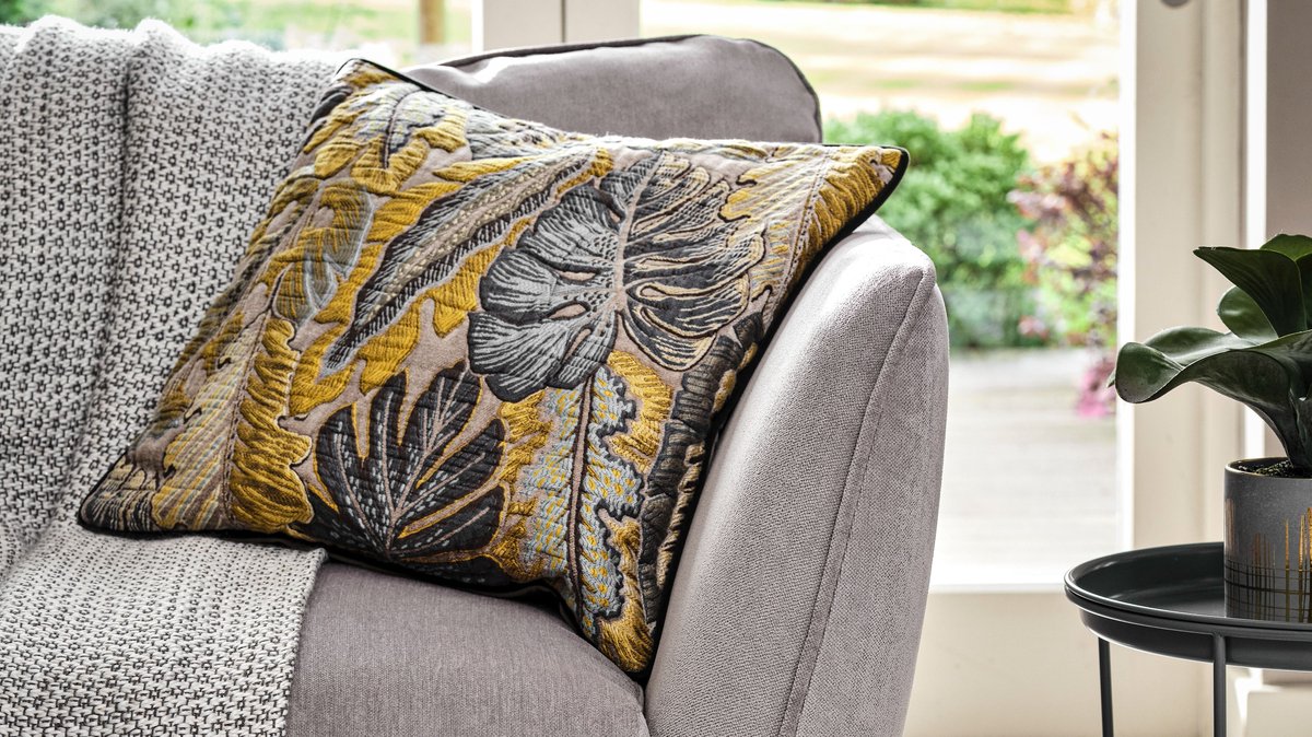 Did you know our sofas are handmade by expert craftsmen and upholstered in premium vegan fabrics? Order your free fabric samples to design your new sofa today - bit.ly/premium-fabric…✨