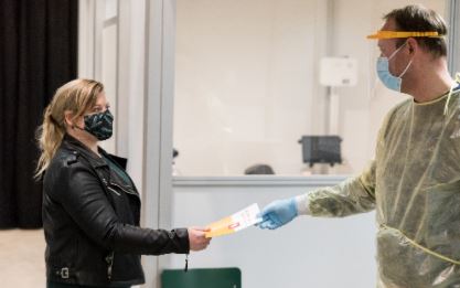 GGDDrenthe's tweet photo. Vanwege brand op de testlocatie, wijkt de GGD vanaf dinsdag uit naar een nieuwe testlocatie: sporthal Bargeres,Calthornerbrink 2 in Emmen. Het vaccineren kan doorgaan aan de Van Schaikweg, behalve dinsdagmorgen. Deze mensen kunnen in de middag terecht. https://t.co/6A526r58s0 https://t.co/NJww6UFk32