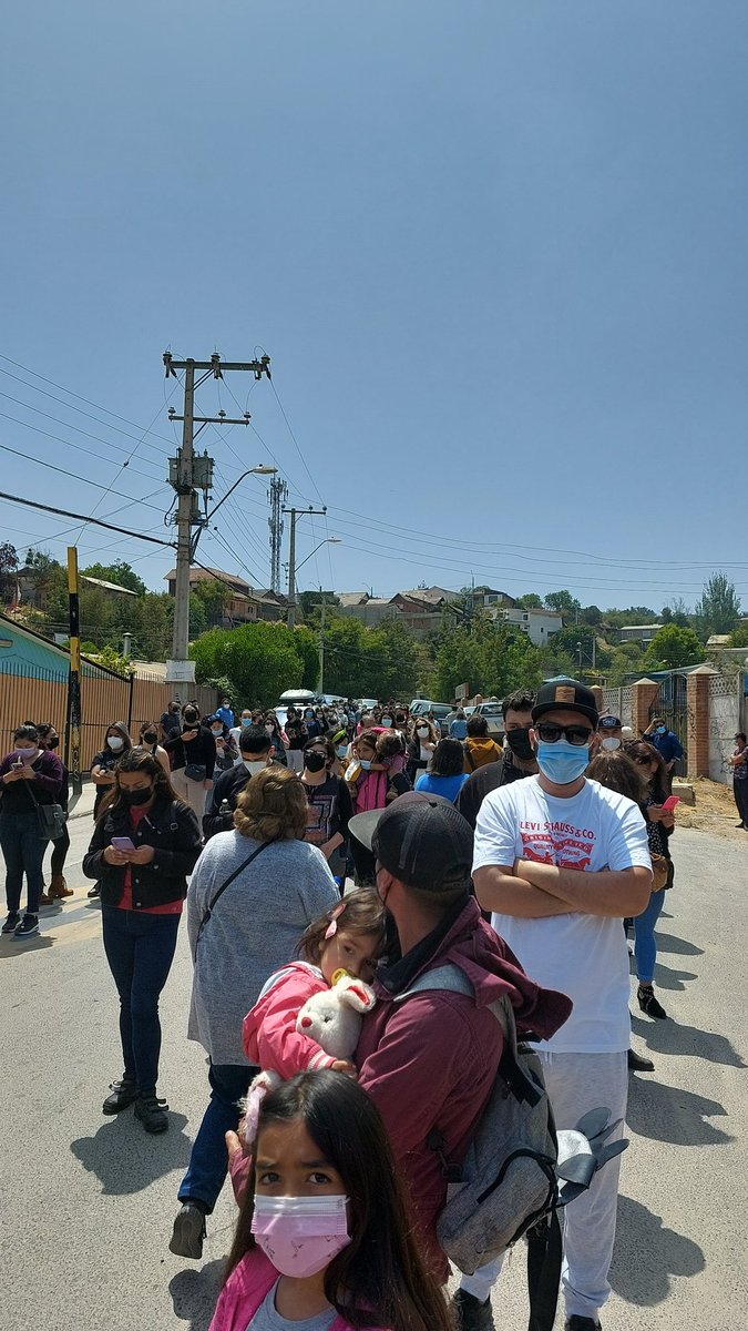 JessicaAnto87's tweet photo. Si va a venir a votar a colegio Aconcagua #Quilpué venga a pie o busque estacionamiento antes porque no hay espacio para estacionar acá cerca y armarse de paciencia  hay mucha gente @sitiodelsuceso https://t.co/ejFa437DHO