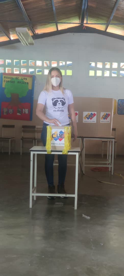 Circuito2Merida's tweet photo. #EnFotos 📸 | Candidata al Consejo Legislativo por el Circuito 2 del estado Mérida @sima_sr ejerce si derecho al voto este #21Nov
#VenezuelaTieneConQue
#MeridaTieneConQue https://t.co/wKT0tq3vmZ