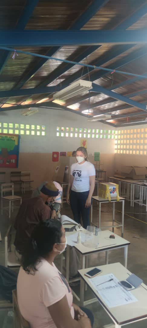Circuito2Merida's tweet photo. #EnFotos 📸 | Candidata al Consejo Legislativo por el Circuito 2 del estado Mérida @sima_sr ejerce si derecho al voto este #21Nov
#VenezuelaTieneConQue
#MeridaTieneConQue https://t.co/wKT0tq3vmZ