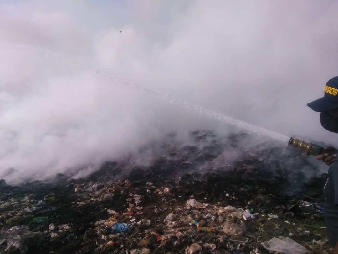 #21Nov Nuestro personal, conjuntamente con comisiones del Cuerpo de Bomberos de Carabobo, controlando incendio generado en relleno sanitario Desoca #Guacara inf. En proceso