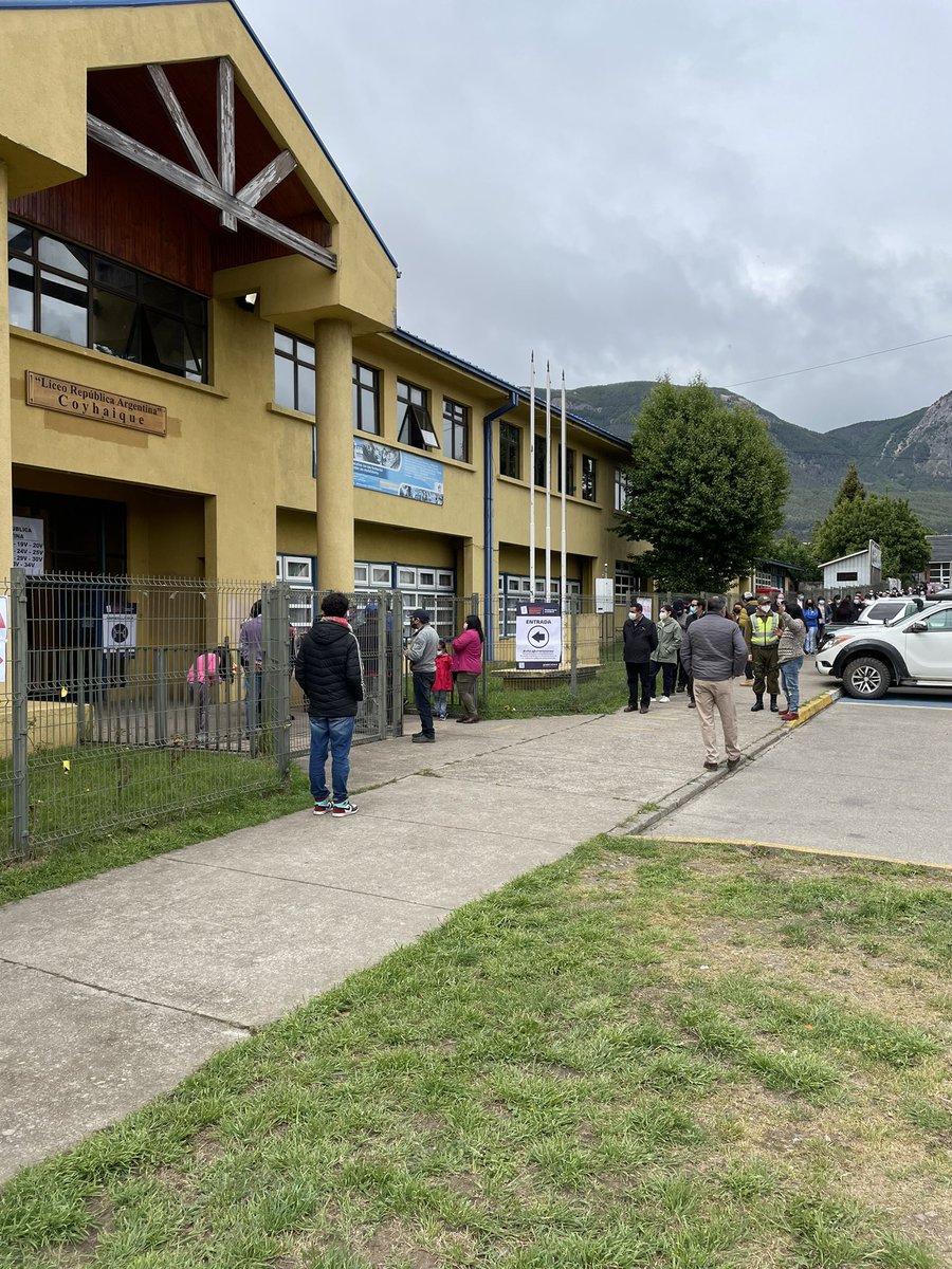MgnCamilo's tweet photo. Desde Coyhaique, bastante gente votando #Elecciones2021CL @biobio https://t.co/F1GFYuwDKT