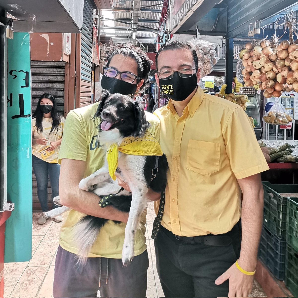 raquidu's tweet photo. Chester tiene cara de “por qué putas me tengo que tomar una foto con este comunista chancletudo, bájeme que me pega las pulgas y quíteme este pañuelo que yo soy liberal” #FreeChester https://t.co/rTJwTDJaBZ