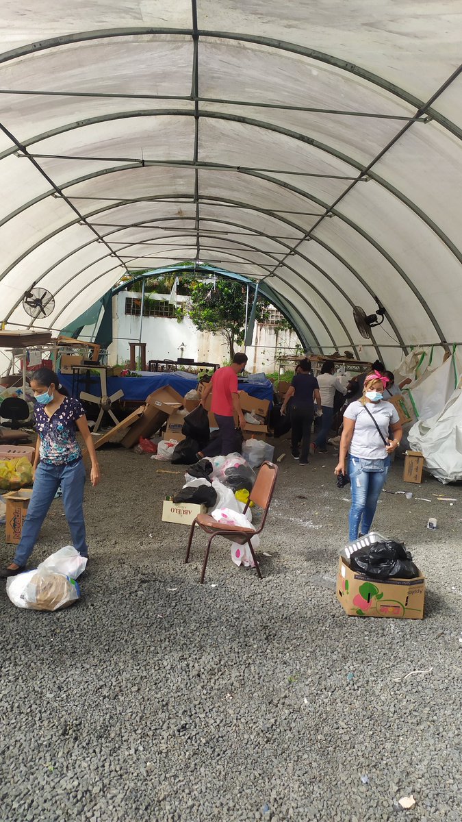 PayoPanama's tweet photo. La gente de la iglesia de @BrisasdelGolf @PSJA_BDG Trabajando fuerte en la jornada de #Reciclaje si vives en Brisas, San Antonio Cerro Viento y no #Reciclas es porque no quieres, aquí reciben desde aparatos de tecnología hasta botellas de vidrio https://t.co/X0qJfnAXbg