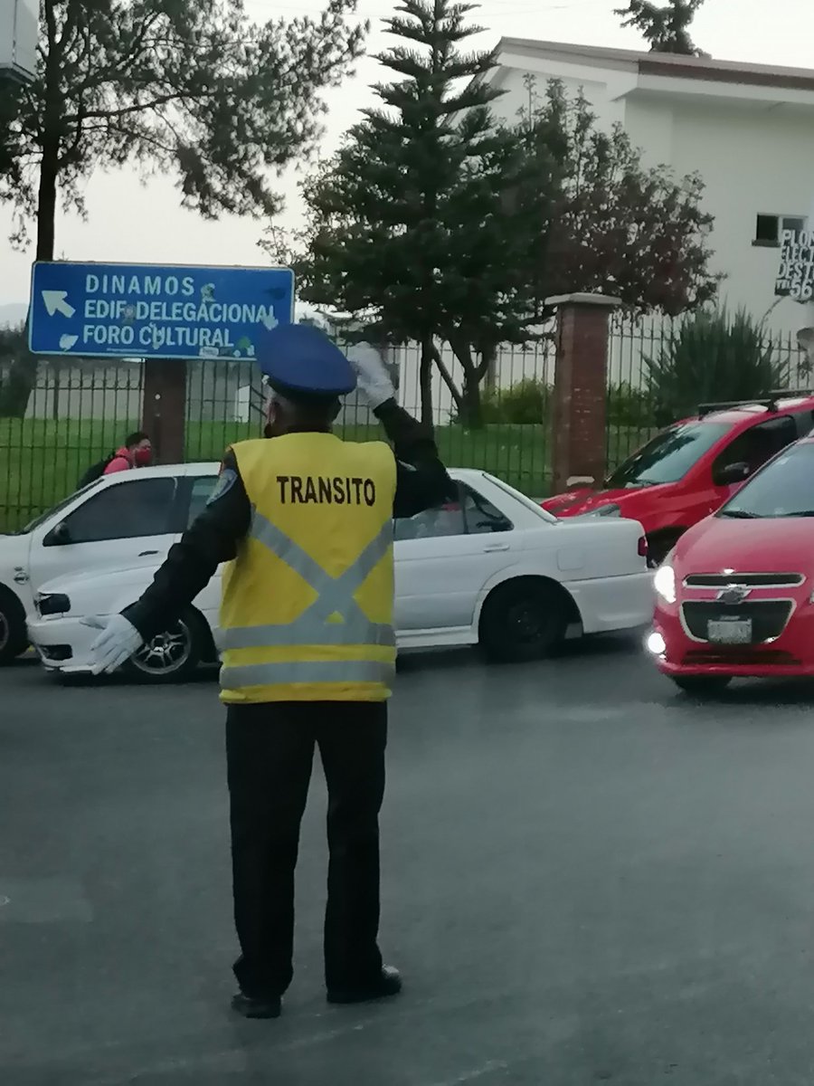 yessacostaru's tweet photo. Ayer, a las 17:30 gratamente en el entronque de las calles Perita y Avenida San Francisco, vimos a un elemento de vialidad de la @SSC_CDMX trabajando impecablemente, desde su trabajo hasta su uniforme. Los automovilistas agradecimos el trabajo del elemento. @UCS_GCDMX @OHarfuch https://t.co/3VqSwBE8VT