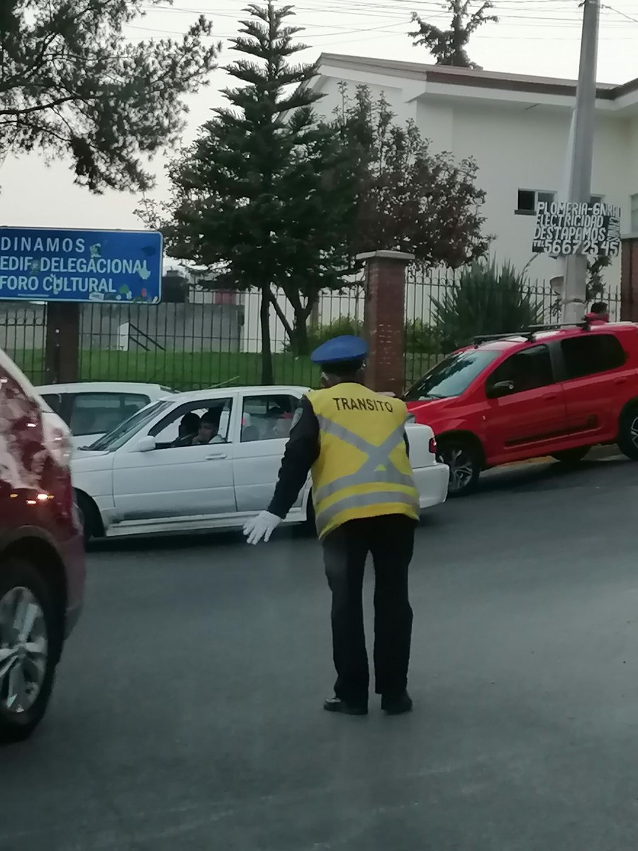 yessacostaru's tweet photo. Ayer, a las 17:30 gratamente en el entronque de las calles Perita y Avenida San Francisco, vimos a un elemento de vialidad de la @SSC_CDMX trabajando impecablemente, desde su trabajo hasta su uniforme. Los automovilistas agradecimos el trabajo del elemento. @UCS_GCDMX @OHarfuch https://t.co/3VqSwBE8VT