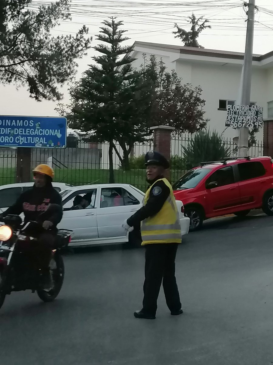yessacostaru's tweet photo. Ayer, a las 17:30 gratamente en el entronque de las calles Perita y Avenida San Francisco, vimos a un elemento de vialidad de la @SSC_CDMX trabajando impecablemente, desde su trabajo hasta su uniforme. Los automovilistas agradecimos el trabajo del elemento. @UCS_GCDMX @OHarfuch https://t.co/3VqSwBE8VT