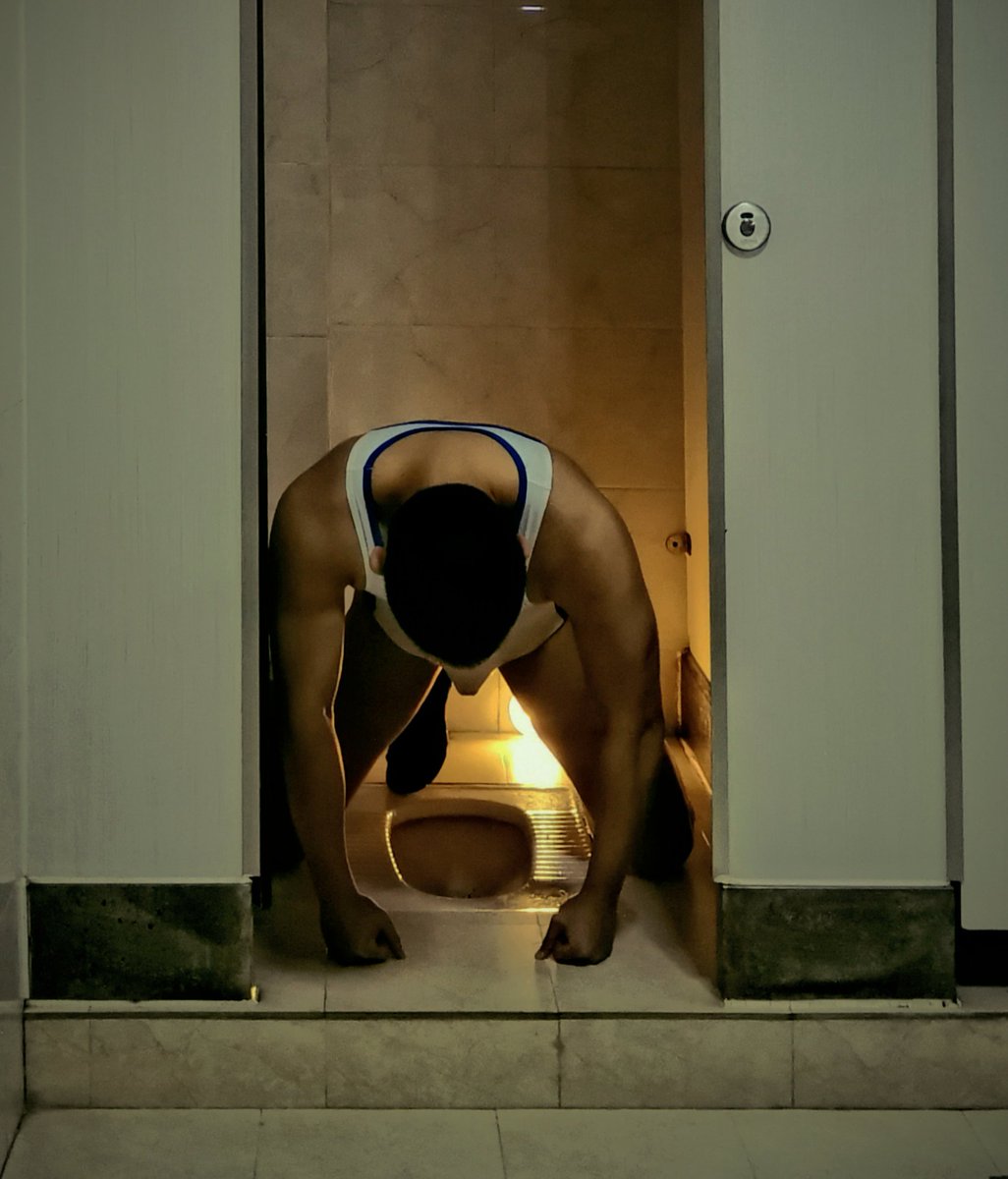 被球队里的兄弟下了药，醒来时在尿渍满满的体育馆公厕里，失禁了的下体让锁透过紧身衣展露给所有路过的哥们…就算醒了也被要求像条贱狗一样跪着，供兄弟们使用。
“臭狗子，下次可千万不能输球了！”