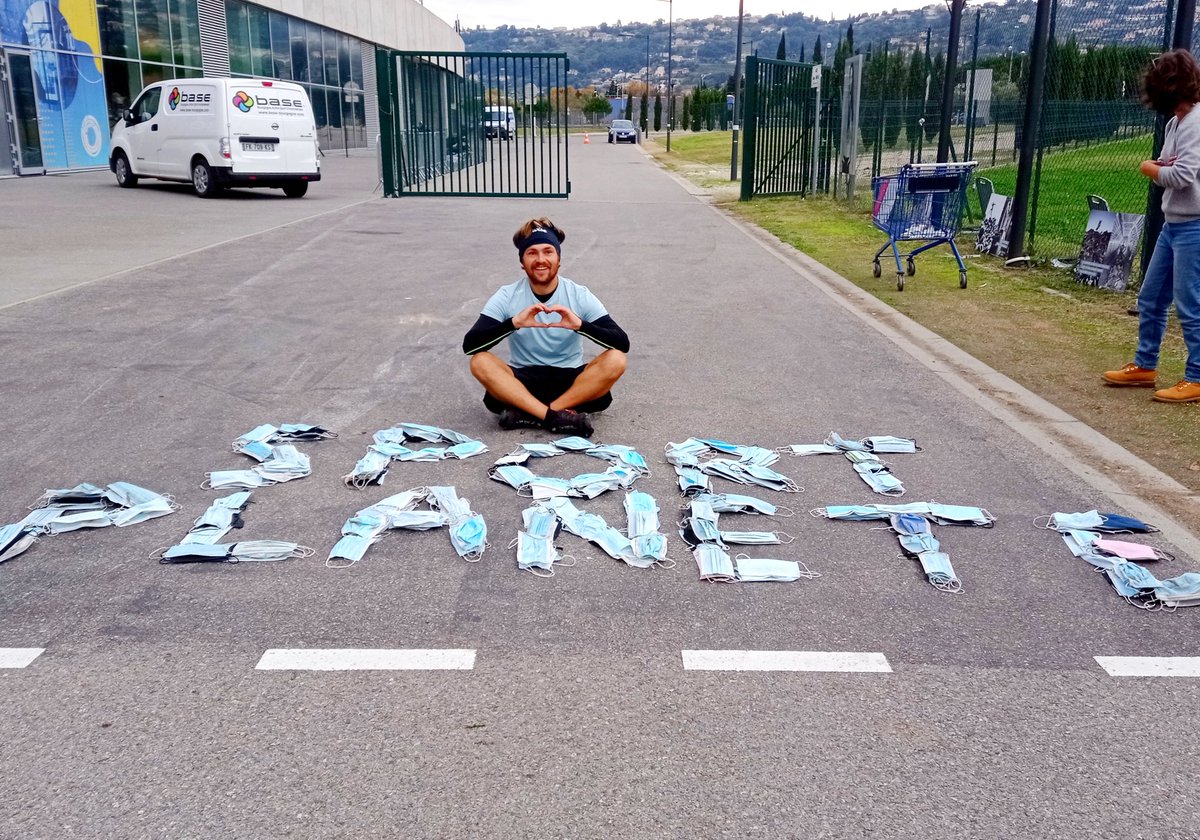 MuseeduSport's tweet photo. Une partie des masques ramassés sur le trajet du relais #SportPlanete par le sportif Clément Chapel, recordman du monde de #plogging... 😷⚠️ https://t.co/ZofZOCeNOm