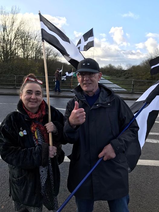 Yes_Kernow's tweet photo. We were honoured to be joined on today's Yes Kernow Vis Ac on the A3047 over bridge over the A30 at Camborne by both the Mayor & Deputy Mayor of Camborne who came complete with their Pirans and joined in!
#YesKernow #IndyCornwall #Anserghogeth https://t.co/ejBdgI9Isy