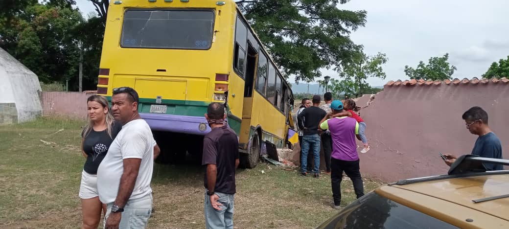 #ZOEDAN #CARABOBO Choque  de Vehículo contra pared perimetral.En Municipio Libertador, carretera nacional Valencia tocuyito, al frente  de hacienda Coutry Club atendido por <a href="/bomberoTocuyito/">Instituto Autónomo de Bomberos Urbano y Forestal</a>