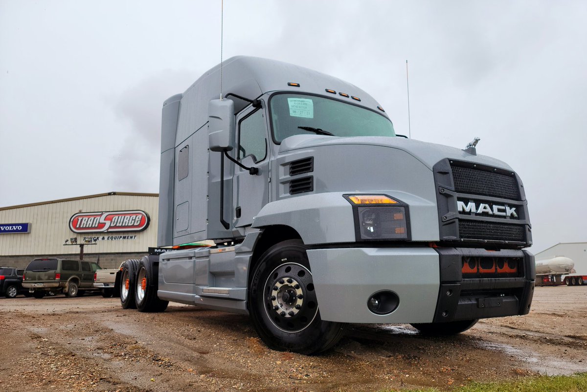 hellbenthagen's tweet photo. 2976 is almost road ready, just waiting on PTO and in-transit heat lines. It's going to be a December to remember. #trucking #FleetUp https://t.co/RrAcCmAGgw