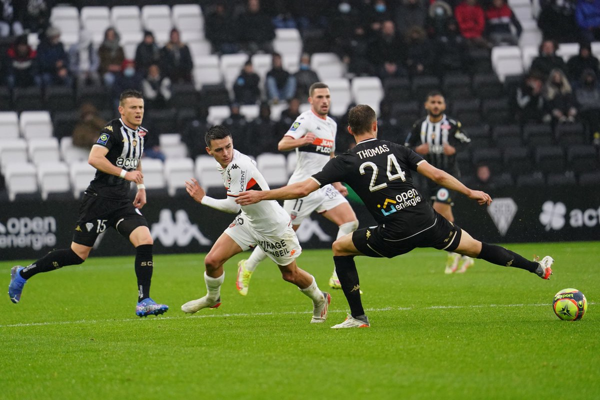 azamtvtz's tweet photo. 70’ | #Ligue1UberEats

Angers 1-0 Lorient

LIVE #ZBC2

#LigiKuuUfaransa #League1 #Ligue1 #Ligue1UberEats #AngersSCO #FCLorient  #AngersLorient https://t.co/ihDcVWAlIJ