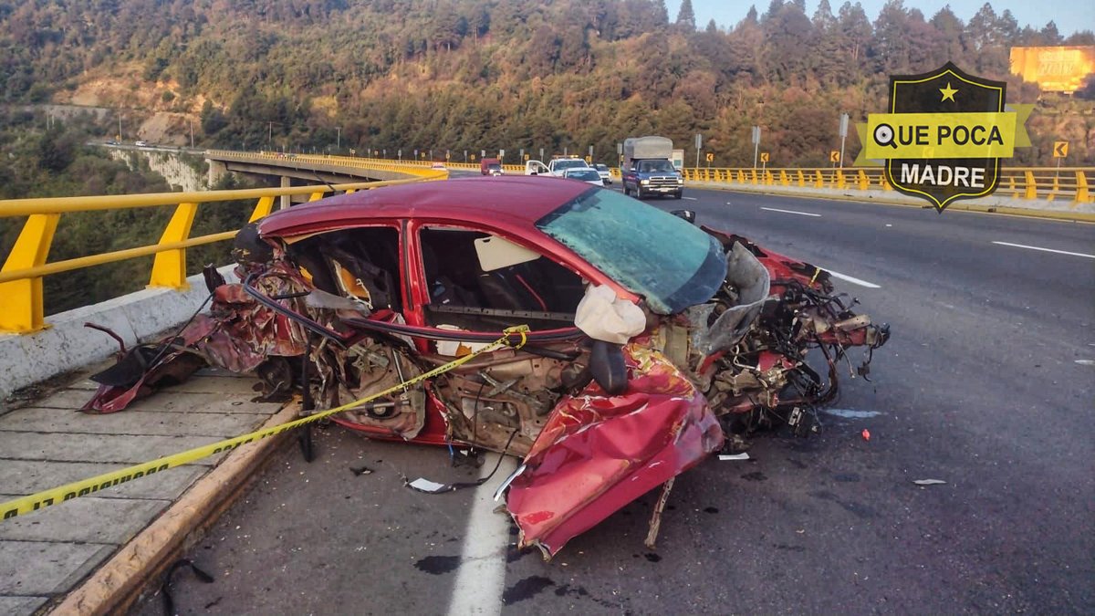 QuePocaMadre_Mx's tweet photo. #Accidente
Se registró un accidente sobre la carretera México-Toluca a la altura de la Pila alrededor de las 3:00 am lamentablemente fallecieron conductor y un perrito que lo acompañaba. Atienda las indicaciones viales y #ManejeConPrecaución https://t.co/y43UTjD2cw