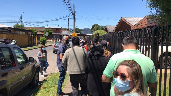 Temucodiario's tweet photo. #AlertaTD: Informa @Gabo_Valdivia
#Temuco #Elecciones2021CL gran participación a medio día en Liceo Politécnico, Pueblo Nuevo. https://t.co/jg8BfsmK1s