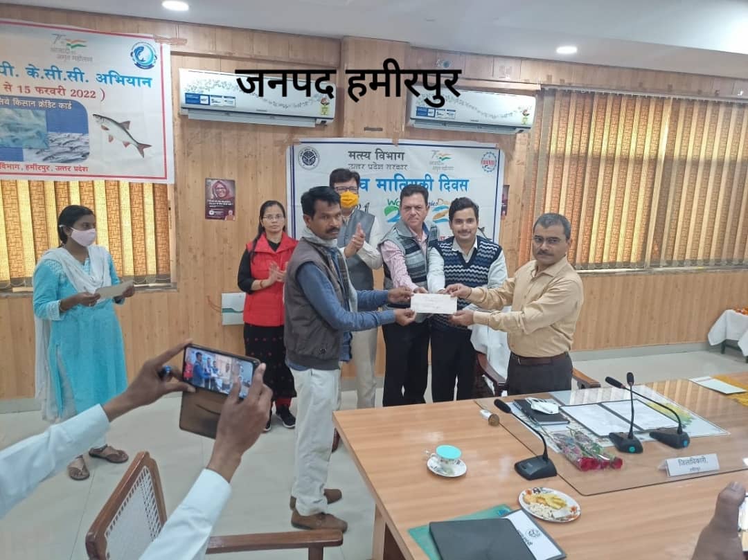 DdfisheriesC's tweet photo. World fisheries Day के शुभ अवसर पर चित्रकूटधाम मंडल के समस्त जनपदों में कार्यक्रम का आयोजन सफलतापूर्वक किया गया इस कार्यक्रम में विशेष रुप से  किसान क्रेडिट कार्ड से संबंधित भी जानकारी अधिकारियों द्वारा दी गई, इसके उपरांत जनपद के तीन उत्कृष्ट मत्स्य  कृषको का शॉल उड़ाकर सम्मानित https://t.co/PuDjuaUhVL