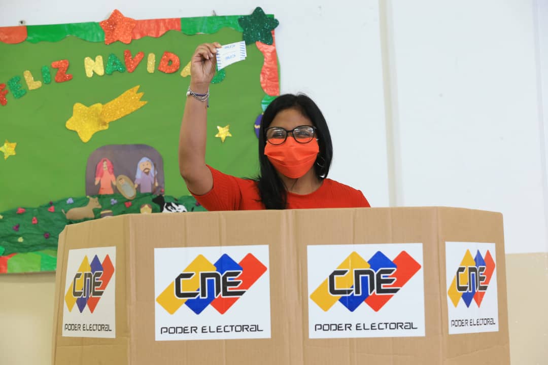 ViceVenezuela's tweet photo. #EnFotos || ¡Por la paz, la democracia y la felicidad social!

Así ejercició su deber y derecho al voto este #21Nov la Vpdta. Ejecutiva de la República, @delcyrodriguezv, en el centro de votación Escuela Básica "Padre Mendoza", en la ciudad de #Caracas.

#MegaElecciones2021 https://t.co/oNfwvPr5mg