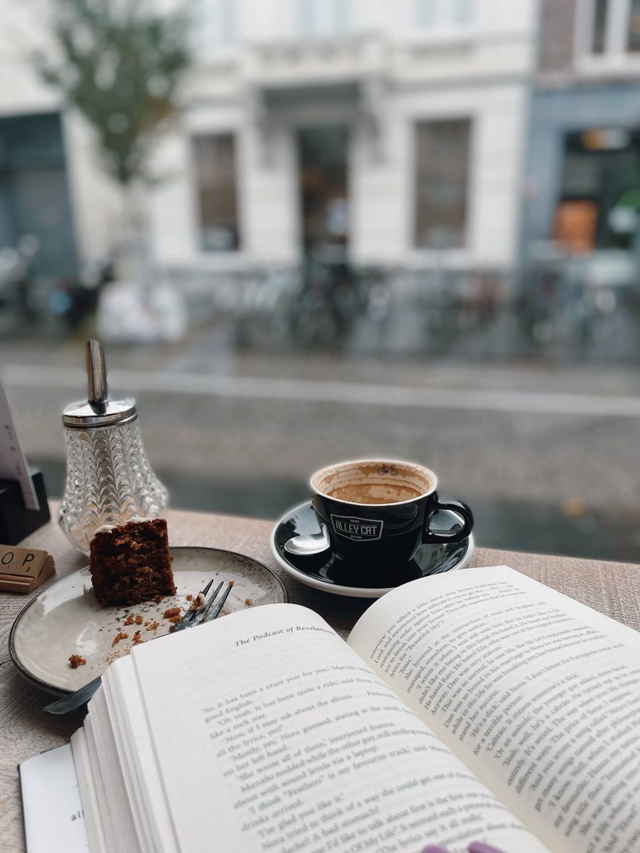 Sanooya's tweet photo. “Her soul belongs to words and books. Everytime she reads, she is home.” https://t.co/VoPyqRcLQ5