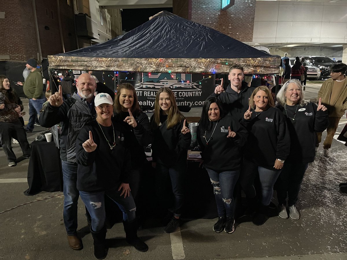 EXITLkSinclair's tweet photo. EXIT Realty Lake Country showed up and showed out at Gainesville, GA’s Jingle Mingle. The annual chicken lighting was almost as popular as our tent!! These ladies are ROCKSTARS!! #lovexit #allinforexit #jinglemingle #lightthechicken #lakelanier #RealEstate #realtor https://t.co/vEKAEizk2d