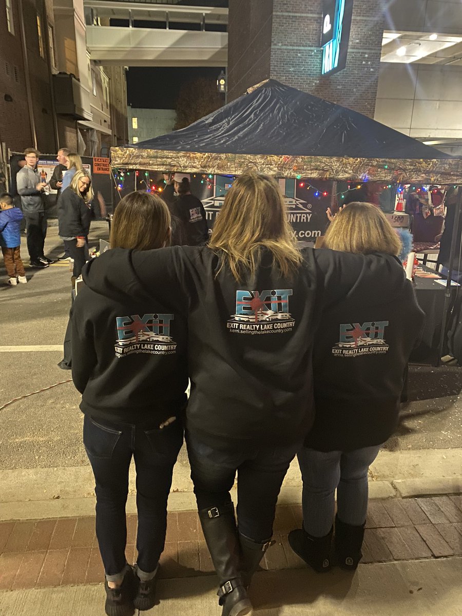 EXITLkSinclair's tweet photo. EXIT Realty Lake Country showed up and showed out at Gainesville, GA’s Jingle Mingle. The annual chicken lighting was almost as popular as our tent!! These ladies are ROCKSTARS!! #lovexit #allinforexit #jinglemingle #lightthechicken #lakelanier #RealEstate #realtor https://t.co/vEKAEizk2d