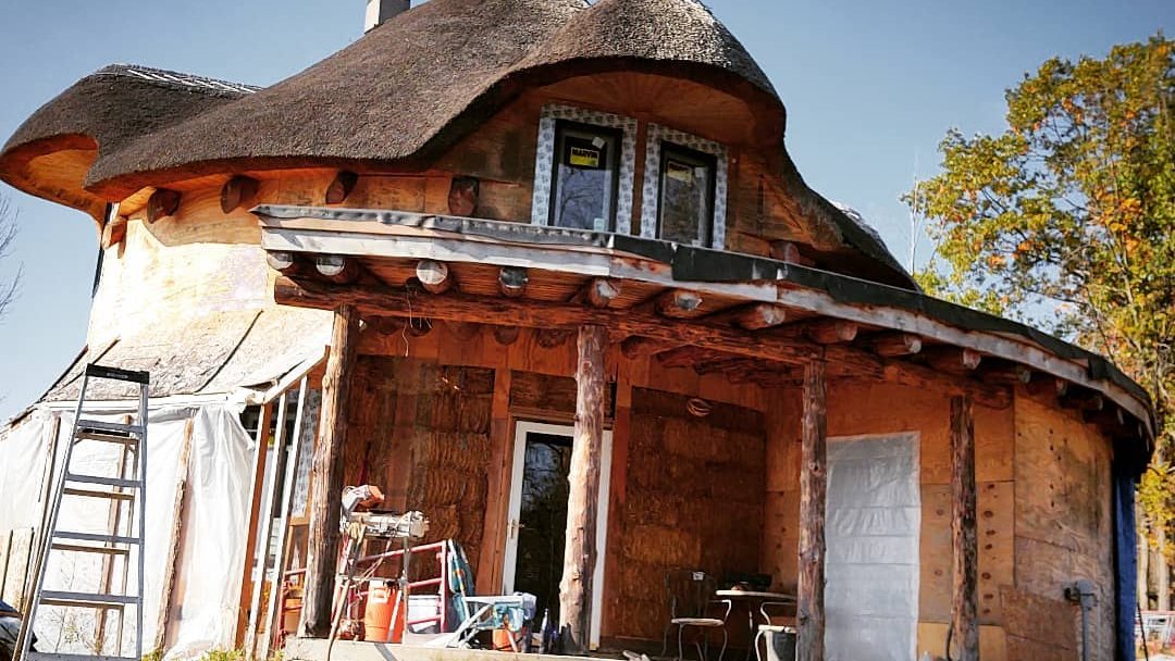 buildnaturally's tweet photo. #strawbale #roundhouse under construction
Features:
#thatchroof
#livingroof
#clayplaster
#limeplaster
#cob walls
Heated #adobefloor
#tadelakt showers
#siteharvestedwood
#thisis #naturalbuilding
#buildnaturally #naturalarchitecture #buildwithwhatyouhave #answertoclimatechange https://t.co/x6P5KVLD1F