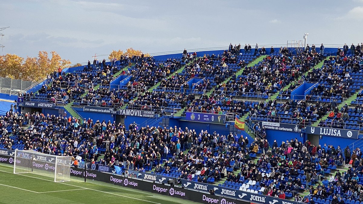 heras_alberto's tweet photo. Espectacular la comunión de la grada y el equipo, así cualquier cosa es posible‼️ gracias afición‼️👏🏻👏🏻 
#VamosGeta #sentimientoazulon https://t.co/V78Orq3Wju