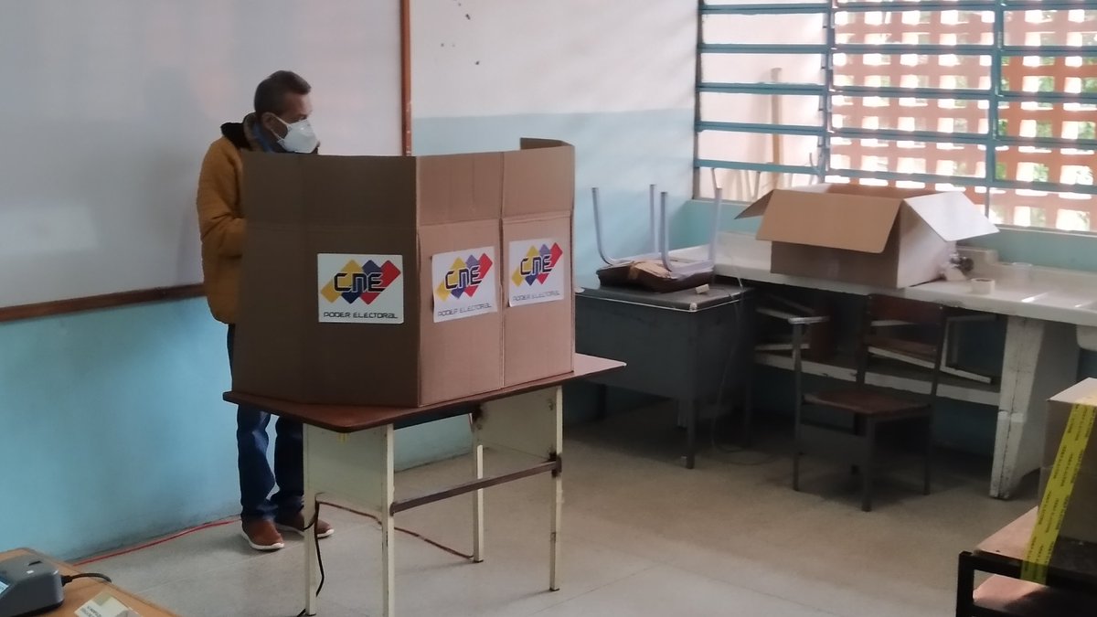 GoberMerida's tweet image. #Nov21 El gobernador del estado, @RamonGuevaraMRD ya con su alta epidemiológica, ejerció el derecho civil al voto, en la UE Caracciolo Parra