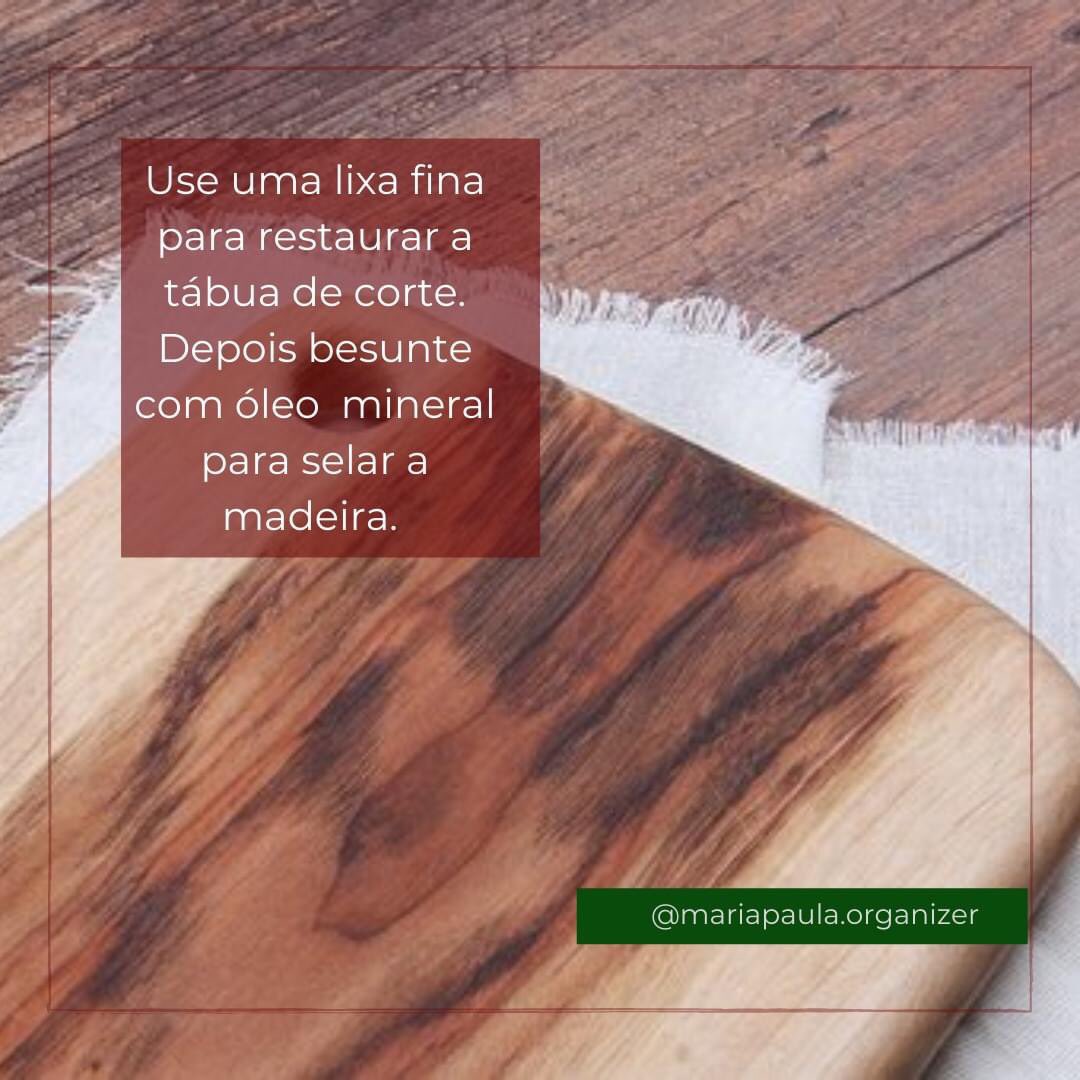 Com o tempo de uso, a tábua de corte fica cheia de marcas. Use uma lixa fina para restaurá-la. Lixe o quanto achar necessário, retire os resíduos e depois besunte com óleo mineral para selar a madeira. 
#mariapaulaorganizer  #tabuadecorte #acessoriosdecozinha #economiadomestica