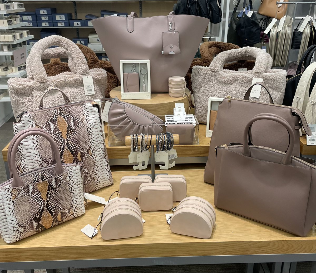 I may not have the VM title anymore, but it still runs in the veins! Love getting to make my areas look good for our guest! 🎯 #stylelead <a href="/allison_heckman/">Allison Heckman</a>