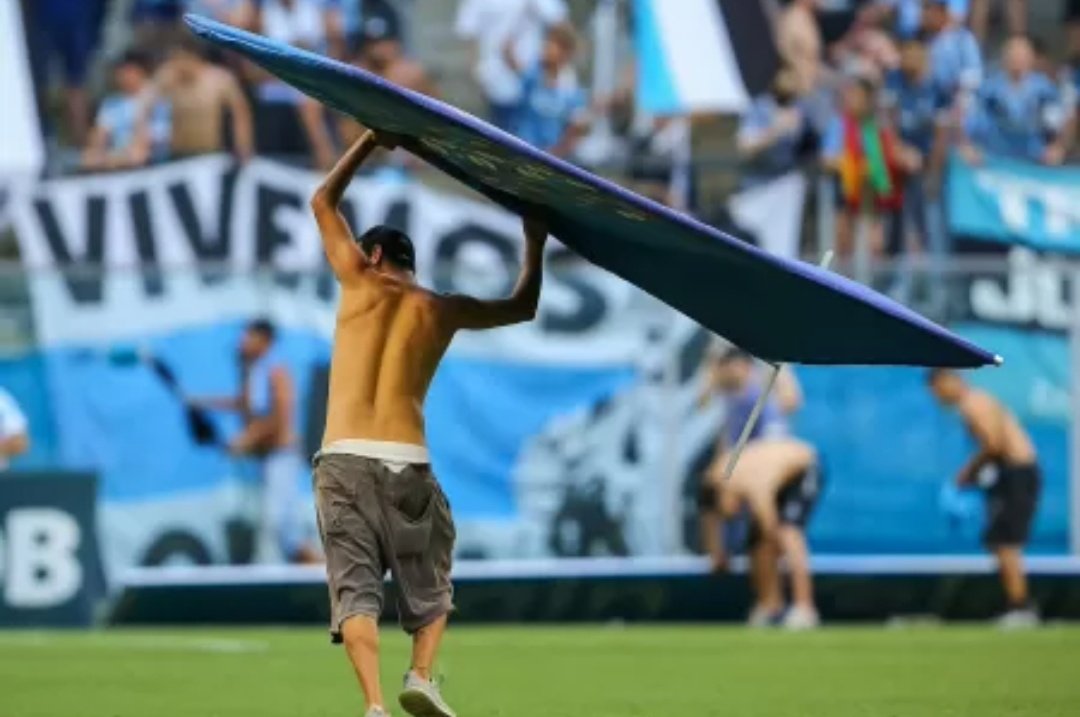 ClubistaNada's tweet photo. Grêmio tenta convencer o STJD a liberar torcida nos jogos do Brasileiro.

O Grêmio vem trabalhando ao longo das últimas semanas para conseguir derrubar a liminar no STJD que veta a presença de seus torcedores em jogos como mandante ou visitante no Brasileiro. [UOL] https://t.co/OSvntDRH08