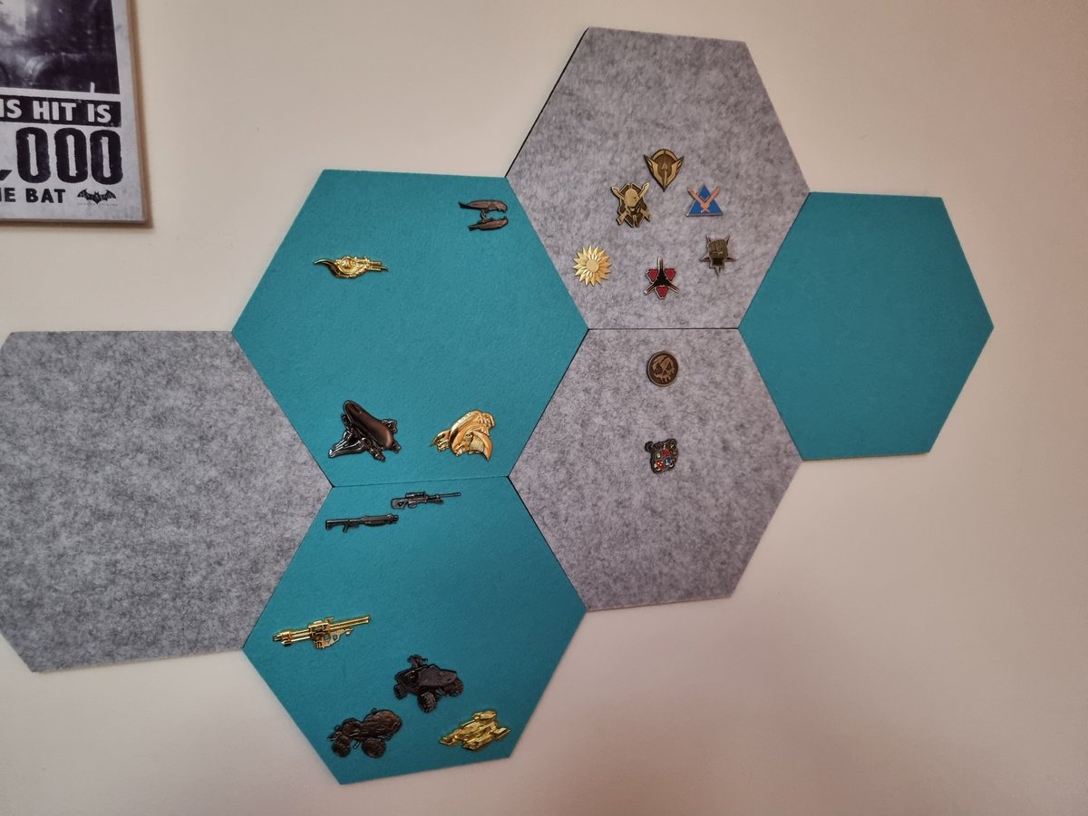 ConorTheBrit's tweet photo. Finally got my gaming pinboard up, once I fish them out, gonna put up a few more badges, but like the start so far, all from @lootcrate #HaloCrate. + even have the Noble badge which lines up nicely as Im playing @Halo #HaloInfinitemultiplayer S1 #HeroesOfReach https://t.co/HYPBkOk1VV