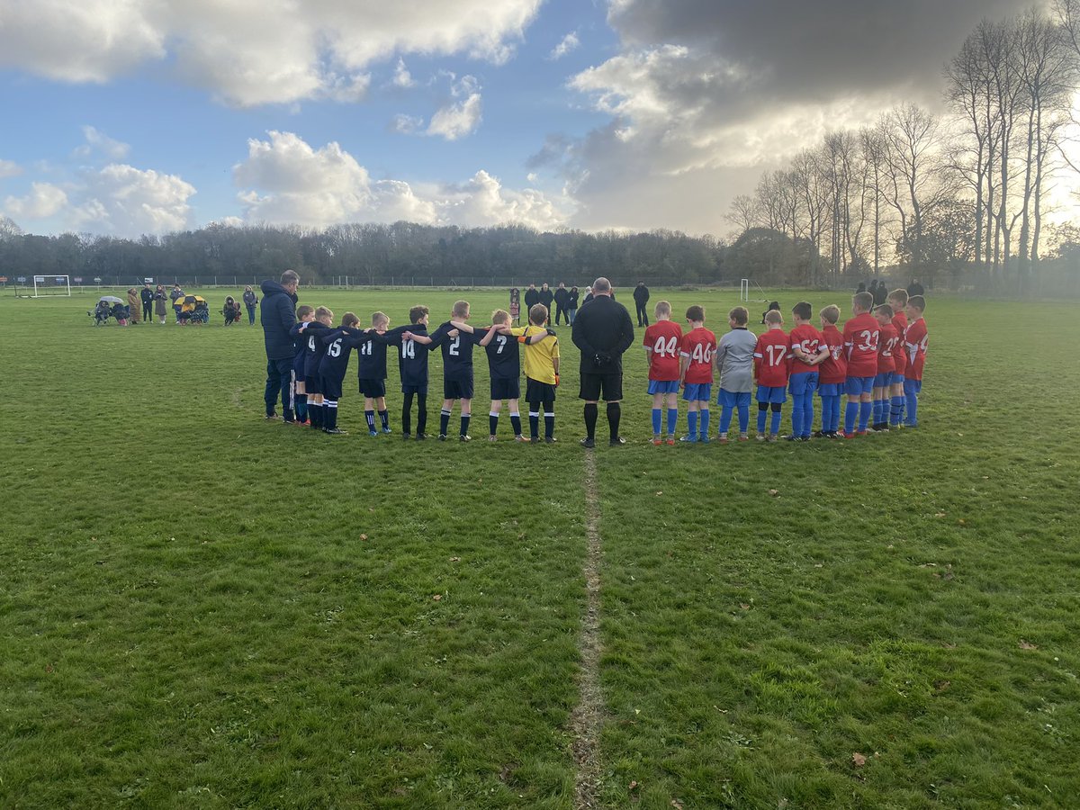 @Shrublands_FC U10 with Ormesby FC holding a minute silence for the youth @WaveneyFC player at today’s game ❤️🤍💙