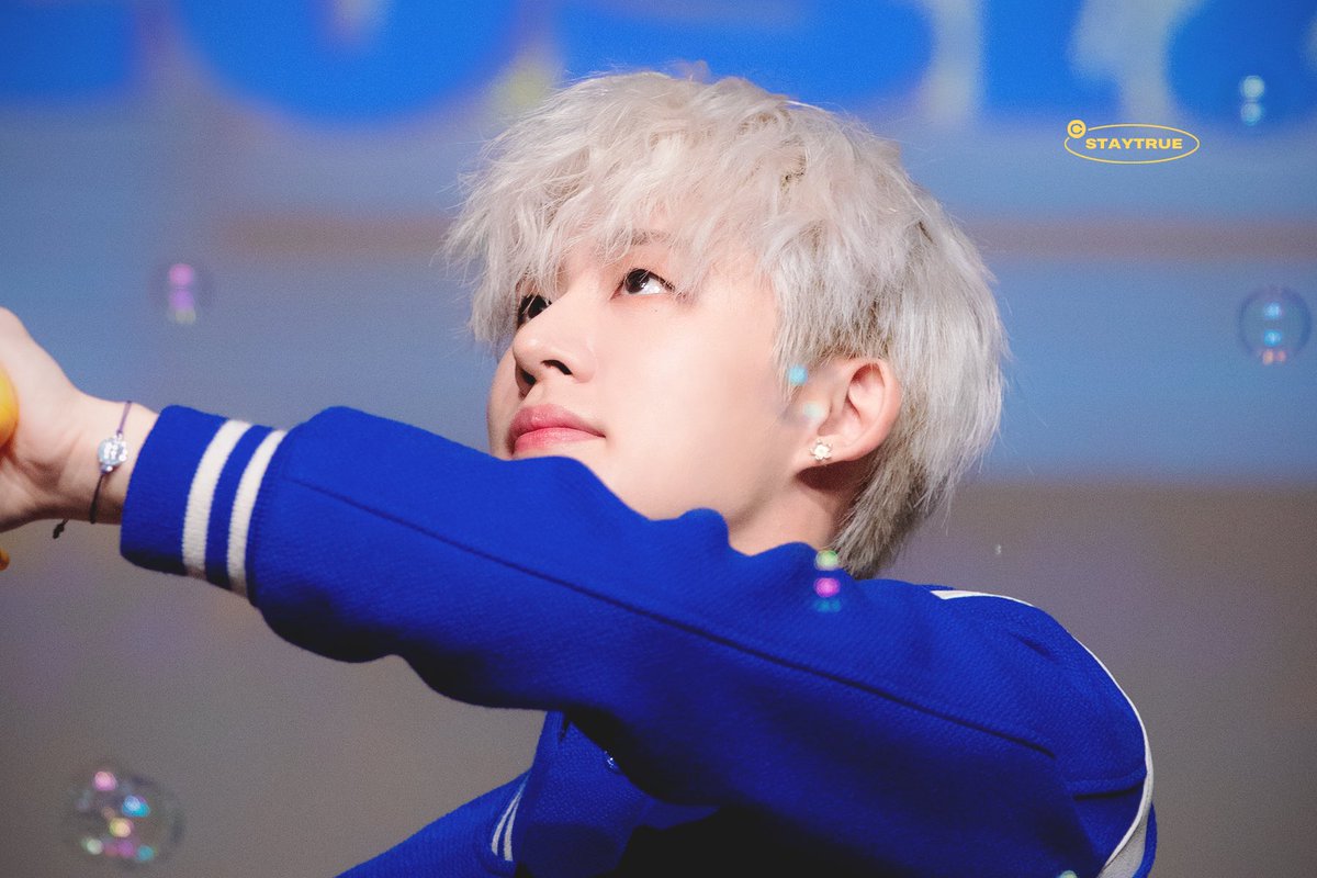 staytrue_kr's tweet photo. 211121 비눗방울 조아하는 병아리🐣💛
#비아이 #한빈 @shxx131bi131 https://t.co/LsQO9PAwYW