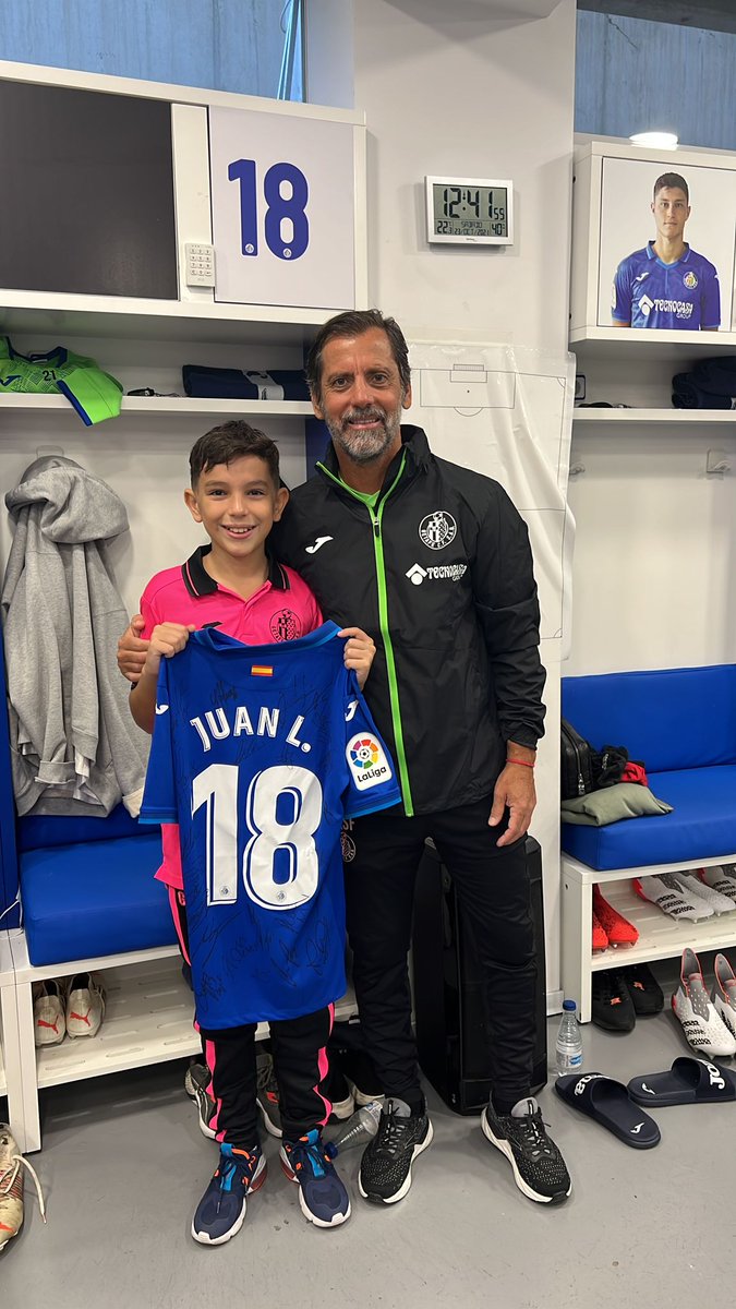 GetafeCF's tweet photo. Nuestro entrenador ha querido dedicar la victoria de hoy a Juan Lozar, jugador del Infantil de nuestra @CanteraGTF 👏

Juan tuvo que ser intervenido tras un accidente en un entrenamiento y aún sigue recuperándose. 🤕

¡Muchas gracias por tu fuerza! 😍💙

#SentimientoAzulon https://t.co/2Cr8XYkQXH