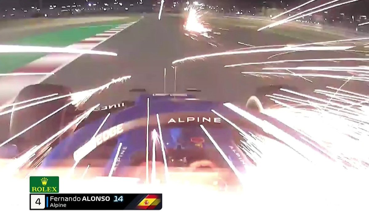 dani_liro's tweet photo. Fernando Alonso volviendo al pasado para conseguir un podio en un Renault azul, colorized https://t.co/AeTHIkD7Bc