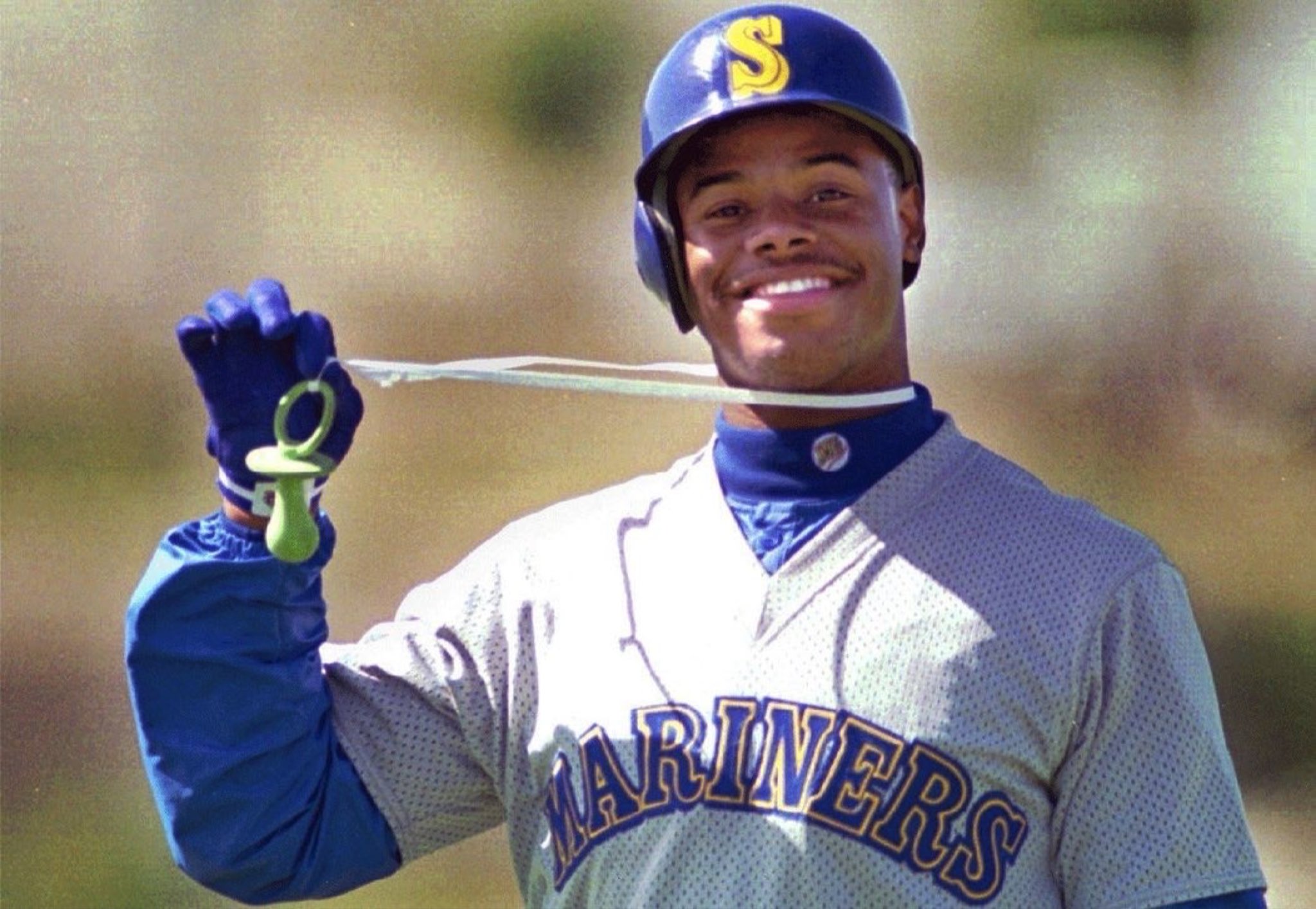 Happy birthday to The Kid, Ken Griffey Jr. Pay homage. 