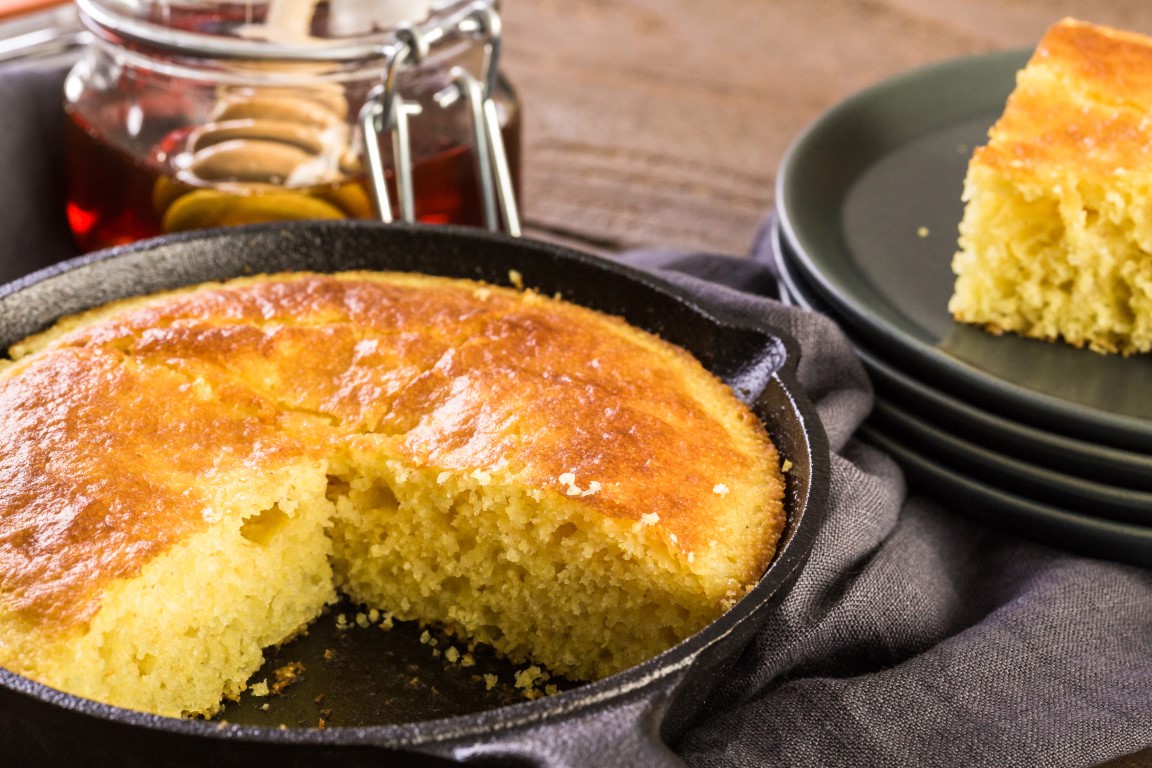Extra virgin olive oil cornbread for your Thanksgiving dinner.  bit.ly/3k2iNuB

#bakewitholliveoil #thanksgivingmeal #bakingathome #quarantinebaking #oliveoils #healthyoils #winterfood #youcanbakewithit #evoo