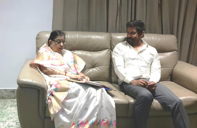 ikalaiarasan's tweet photo. Latest: #ChiyaanVikram met P.Susheela amma

அக்டோபர்  மாதம் ஒரு நாள் சுஷீலாம்மா வீட்டிற்கு ஒரு போன்  வந்தது . நடிகர் விக்ரம் அவர்களின் மேனேஜர் பேசினார். விக்ரம் அம்மாவின் பெரிய விசிறி என்றும் அவர்களை சந்திக்க விரும்புவதாகவும் கூறினார்.. 

https://t.co/3KF6MxdQhV https://t.co/2qpgAI3pmL