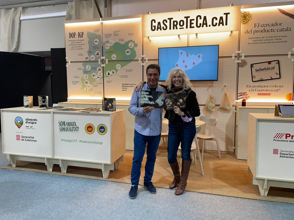 DOP_IGP_cat's tweet photo. Gràcies @carmegasull per visitar-nos a la @firaorigens i fer costat als productes amb DOP - IGP, aliments amb qualitat certificada per la UE.
#dopigpCAT #alimentsdorigen #productescatalans #qualitatcertificada #foodies #territori https://t.co/o1vE2h6CpW