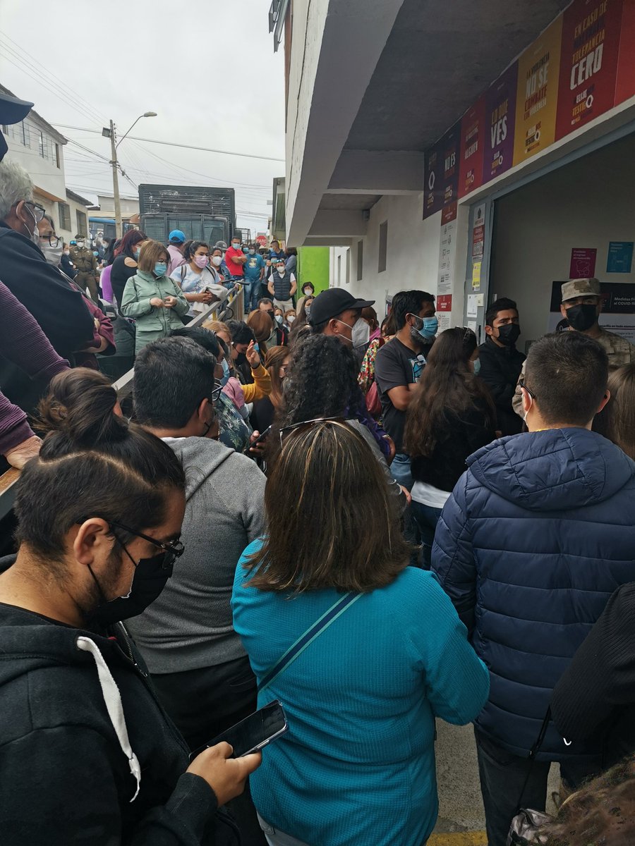 Mala elección de sede para votación - Escuela Metodista, calle estrecha, 0 distanciamiento social y desorganización #Elecciones2021CL #SERVEL