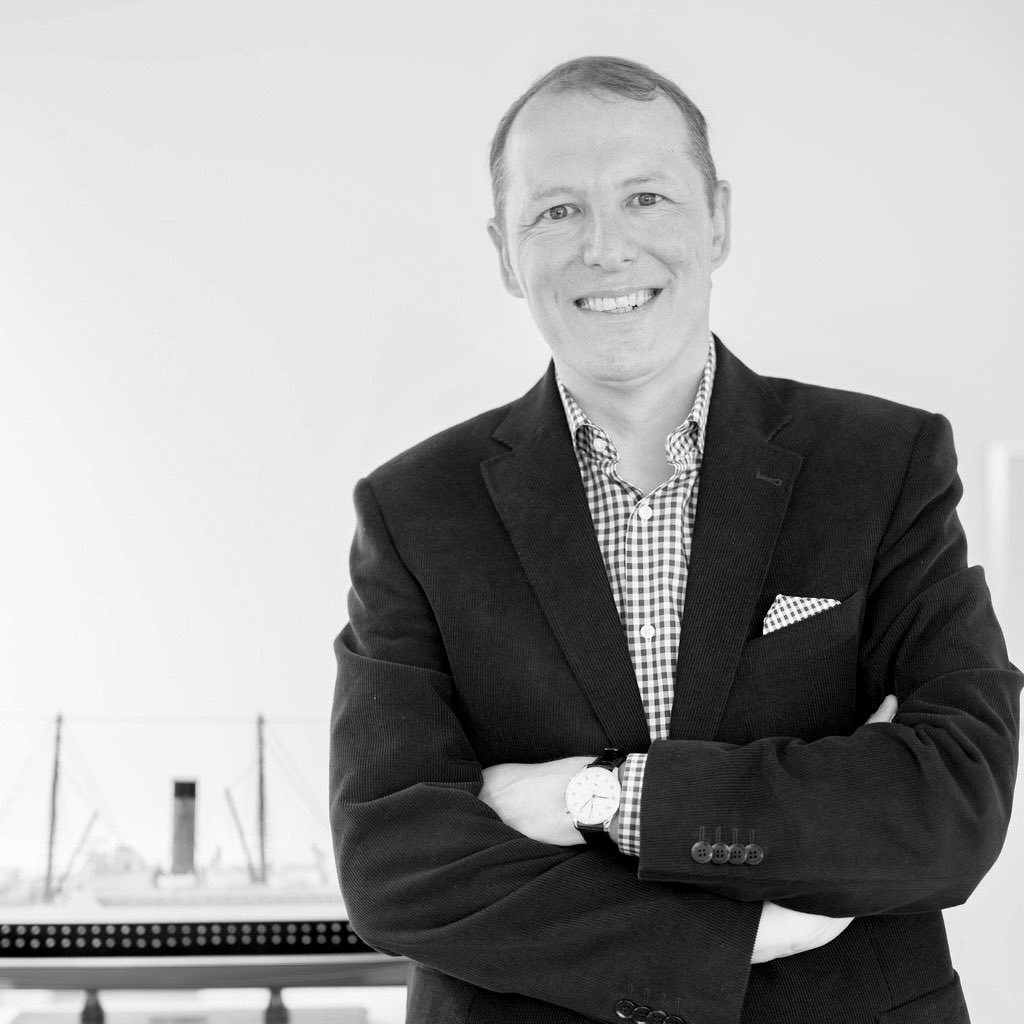 Ich ringe um Worte. Worte zu beschreiben, wie sehr mich die Nachricht vom Tode des <a href="/thlang/">เอกลักษณ์ ณ ถลาง</a> erschüttert. Worte zu beschreiben, wie unendlich groß dieser Verlust schmerzt. Fassungslosigkeit. Entsetzen. Unglauben. 

Ahoi lieber Thomas. Mentor, Vorbild, Wegbegleiter und Freund.