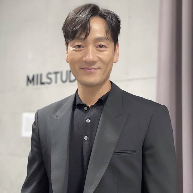 round6brasil's tweet photo. Hoje é aniversário do papacito Park Hae-Soo, que interpretou Sang-Woo em Round 6! Ele está completando 40 anos de idade. https://t.co/Ke3RQC4a4K