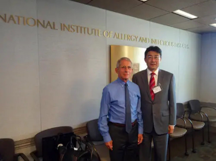 KLCobbJr77's tweet photo. In 2017, Anthony Fauci invited the head of China’s CDC, George F. Gao, to tour the NIAID. 
They discussed research on emerging infectious diseases.
source:
https://t.co/0giA3nT6cc https://t.co/GrFmSiyZMb