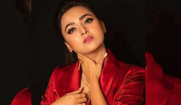 SamairaSeth91's tweet photo. These people have no stand at all! Just now, #TejaswwiPrakash ne #karankundra ko pass kiya and said voh relationships mein honest hai. Ego ko side mein rakh krr baat krta hai, first move leta h,but she was also the one jisne #vidhipandya ko isi reason se eliminate kia #biggboss15 https://t.co/xALihonFn8