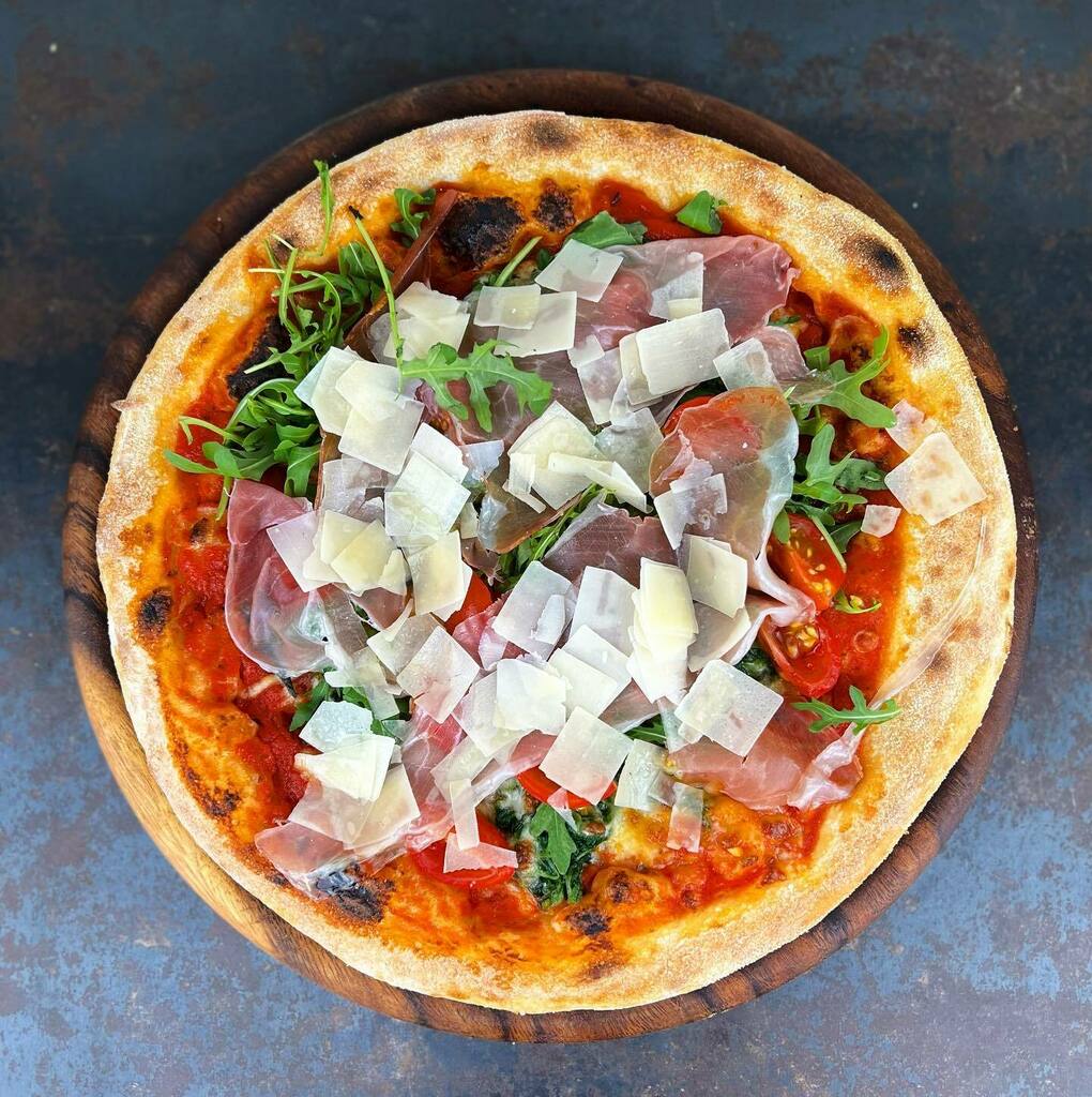 kuechenjunge's tweet photo. #solidahrität #supportyourlocalrestaurants
Heute Abend Lust auf Pizza? An der Rosenkranzkirche bekommt ihr eine der wenigen und auch die beste Pizza im Tal aktuell! Kommt zur @ristorante_laconcordia und holt euch eine super leckere Pizza! 🤤🥰🤗🍕🔥🙌
#pizza #ahrtal #lecker #… https://t.co/k294rYdyQw